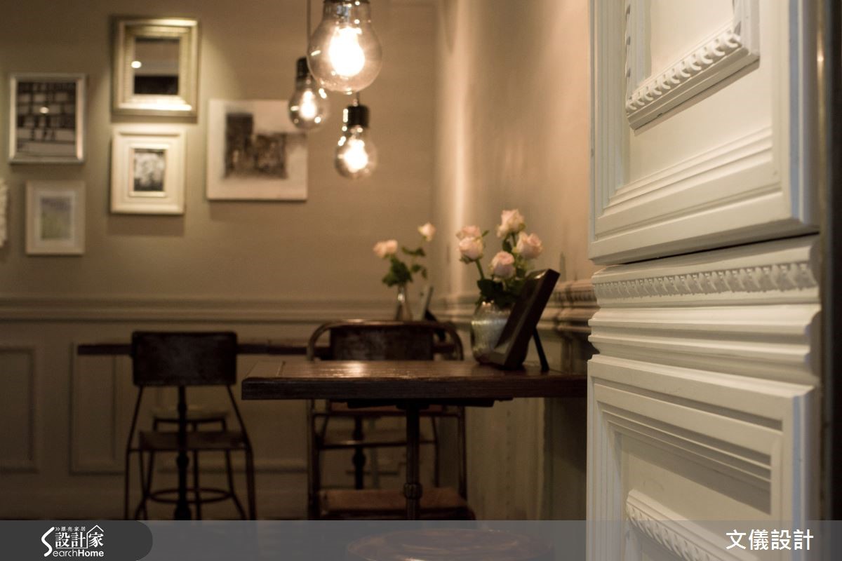 僅有 8 坪的精巧咖啡廳座落在捷運站裡，在龐雜煩亂的